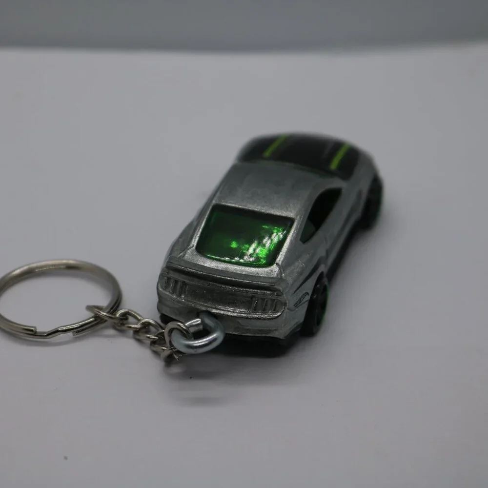 Hot Wheels 2015 Shelby GT350R 1:64 scale functional keychain